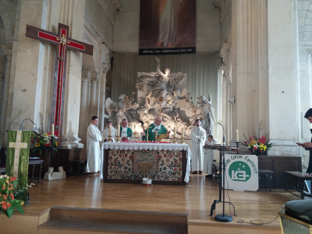 La messe dans l'église de Guibray (14), décorée aux couleurs de LCE